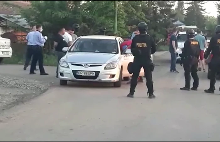 Interlopii au fost interceptaţi în trafic de mascaţi ai Poliţiei FOTO Iulian Bunilă