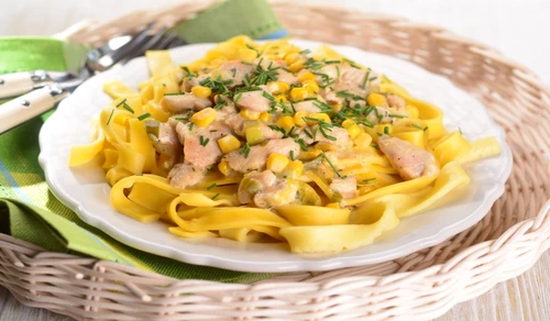 paste cu pui şi sos de smântână jpeg