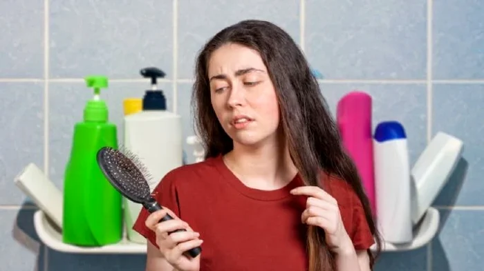 Obiceiurile zilnice care accelerează căderea părului.