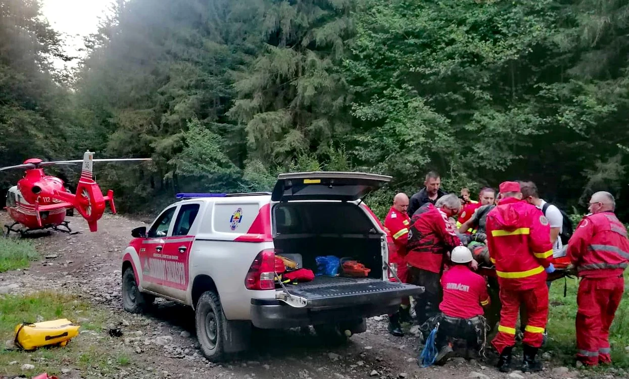 Echipajul Salvamont Bihor a imobilizat victima rănită FOTO: Salvamont Bihor