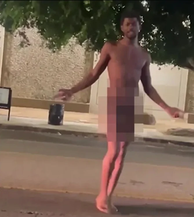 Lil Nas X a fost surprins plimbându-se nud pe străzile din Los Angeles FOTO: Captură video