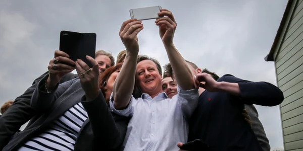 Primul ministru David Cameron îşi face un selfie cu susţinători la primăria din Norton Sub Hamdon Somerset Anglia FOTO Guliver/Getty Images