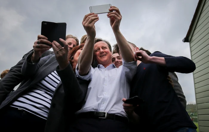 Primul ministru David Cameron îşi face un selfie cu susţinători la primăria din Norton Sub Hamdon Somerset Anglia FOTO Guliver/Getty Images