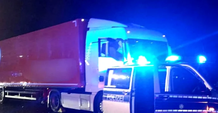 Românul arunca cu pietre în ceilalți participanți la trafic FOTO captură video