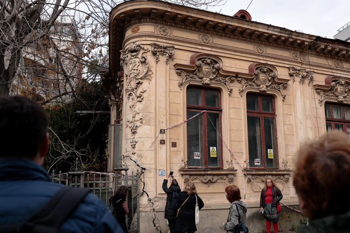 Casa, cu arhitectură eclectică de sfârșit de secol XIX, are nevoie urgent de reparații. 
