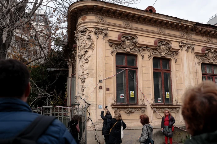 Casa, cu arhitectură eclectică de sfârșit de secol XIX, are nevoie urgent de reparații. 