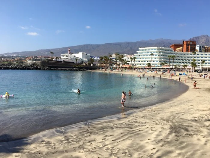 Plajele au nisip fin, negru și galben