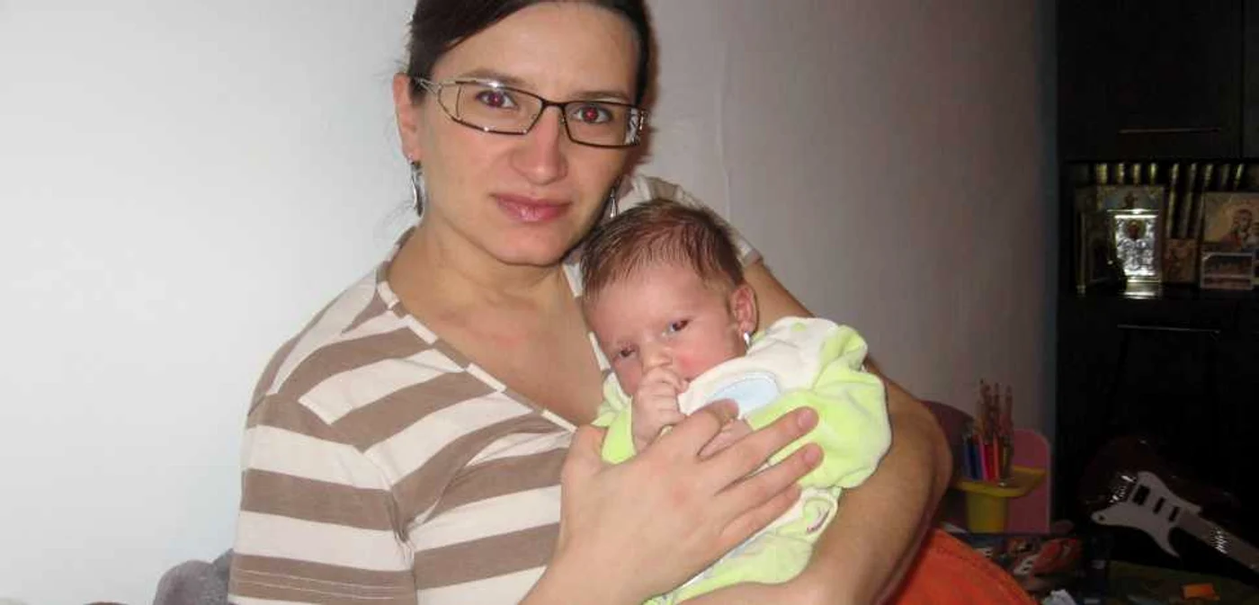 Adina speră ca guvernanţii să se răzgândească şi să poată avea grijă de fetiţa  ei în cei mai importanţi ani ai copilăriei
