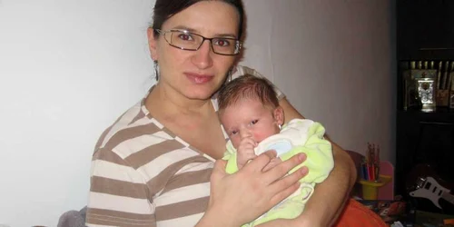 Adina speră ca guvernanţii să se răzgândească şi să poată avea grijă de fetiţa ei în cei mai importanţi ani ai copilăriei