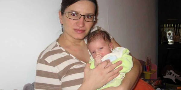Adina speră ca guvernanţii să se răzgândească şi să poată avea grijă de fetiţa ei în cei mai importanţi ani ai copilăriei