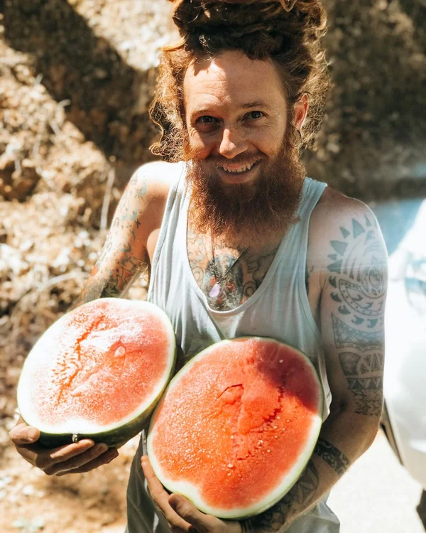 Robert Breton și un pepene cultivat în grădina sa