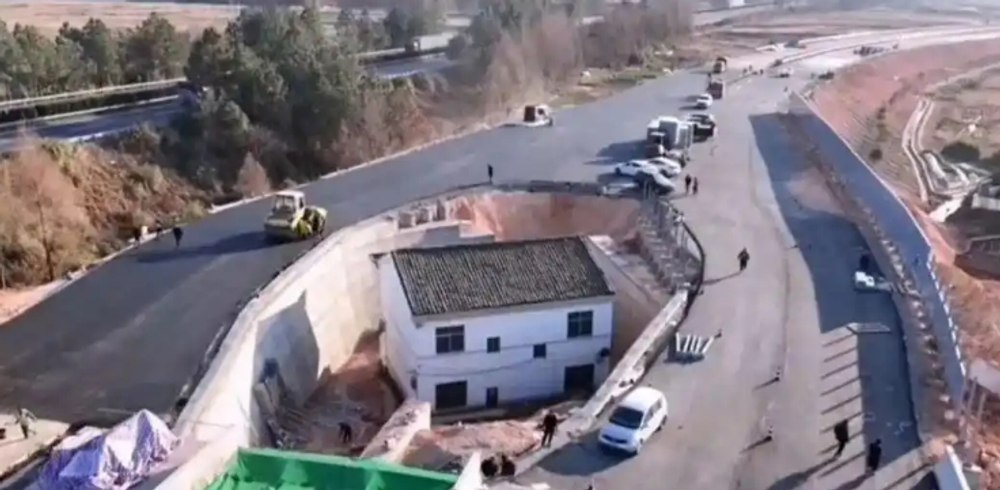 „Am pierdut un pariu uriaș”. Proprietarul casei înconjurate de autostradă a cedat și și-a abandonat locuința