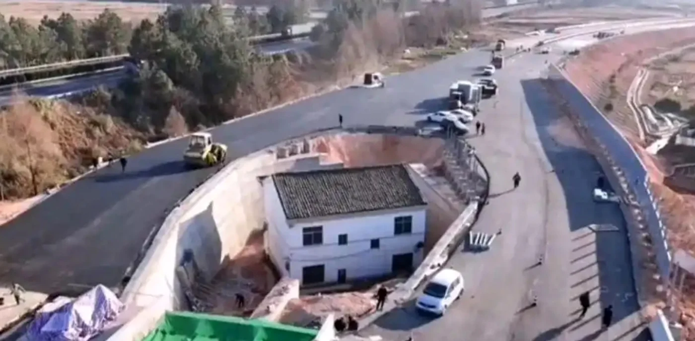 Autostrada a fost construită în jurul casei FOTO X