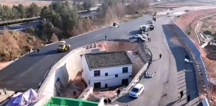 Autostrada a fost construită în jurul casei FOTO X