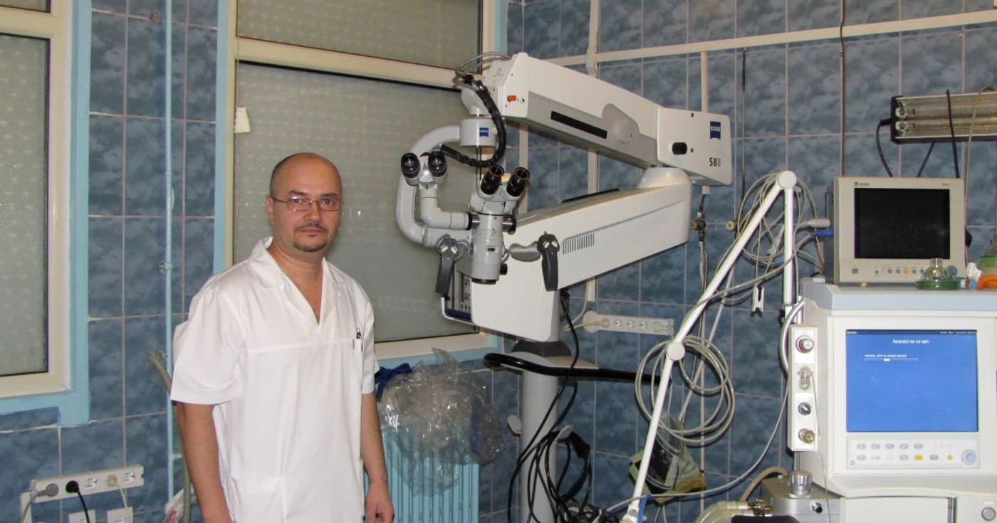 Neurochirurgul Bogdan Azamfirei în sala de operaţie 