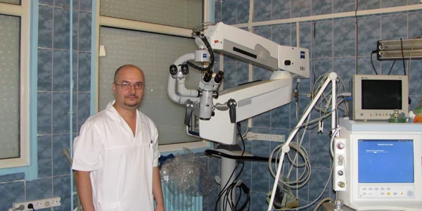Neurochirurgul Bogdan Azamfirei în sala de operaţie 