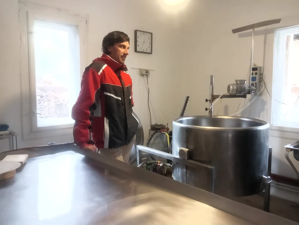 Attila Sarig explică etapele care trebuie parcurse pentru producerea cașului maturat FOTO Mircea Alb