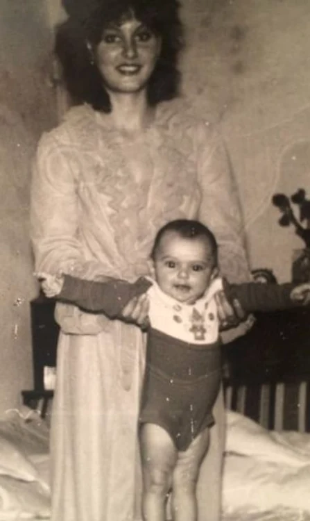 Catrinel Menghia, când era mică, alături de mama sa