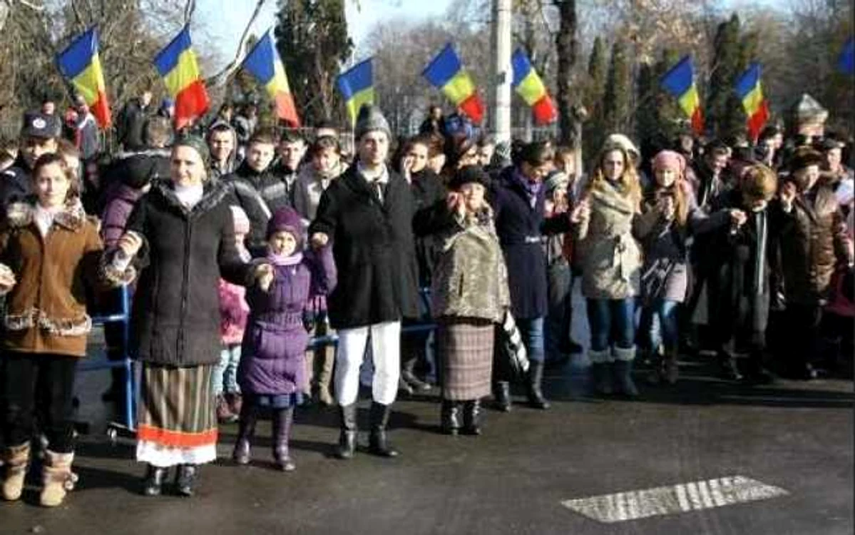 Hora Unirii în jurul statuii domnitorului Alexandru Ioan Cuza, la Galaţi  Foto: Arhivă