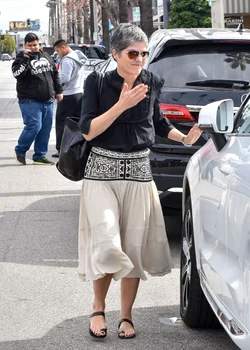 Selma Blair radiază de fericire A renunţat la baston jpeg