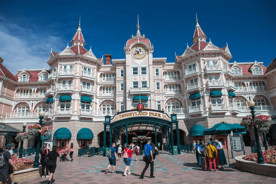 Disneyland Park împlinește 100 de ani de la lansare în acest an. Cât costă o vacanță de vis în cel mai cunoscut parc de distracții