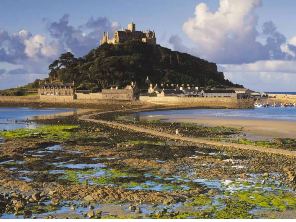 Castelul St. Michael- Construit în secolul al XIV-lea, este unul dintre cele mai celebre clădiri din comitatul Cornwall.