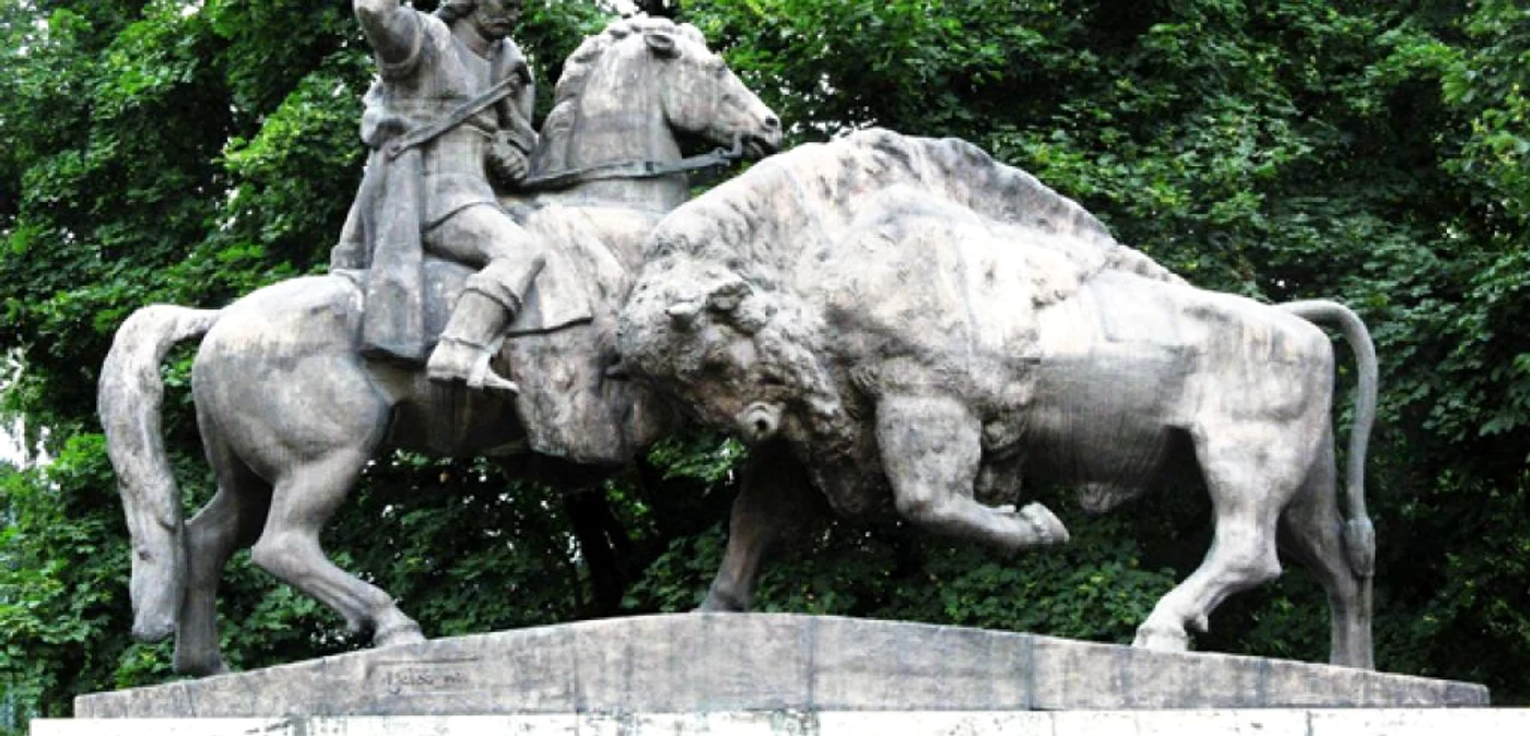 Statuia lu Dragoş Vodă cu zimbrul de la Câmpulung Moldovenesc