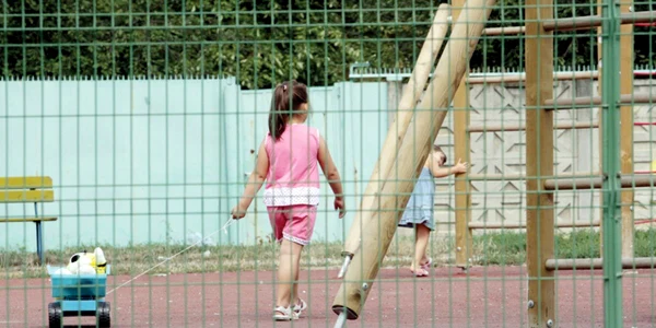 În România, peste 85.000 de copii au părinţi plecaţi în străinătate. Foto: Zoltan Kiraly