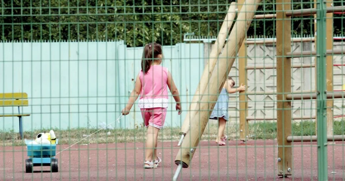 În România, peste 85.000 de copii au părinţi plecaţi în străinătate. Foto: Zoltan Kiraly