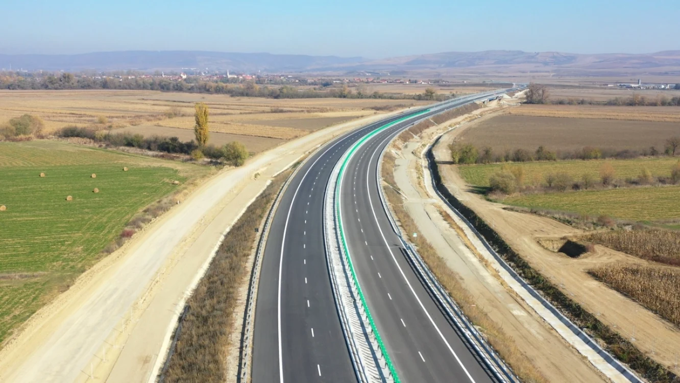 Zonă a autostrăzii cu asfalt, marcaje şi parapeţi. Foto: ziarulunirea.ro