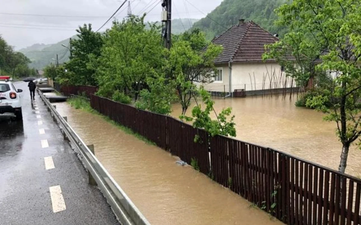 Apa a intrat în curţile oamenilor din localităţile Vişeu de Sus şi Bogdan Vodă. FOTO: ISU Maramureş