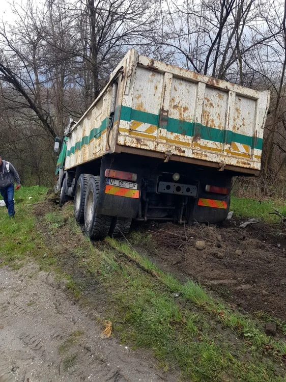 Accident pe DN 67 în Pietrari - Vâlcea - o maşină a intrat într-o basculantă - trafic blocat Foto Adevărul