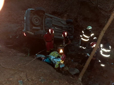 Accident în Parcul Naţional Cozia - Vâlcea - o maşină cu patru copii s-a răsturnat într-o prăpastie lângă Mănăstirea Stânişoara Foto Adevărul