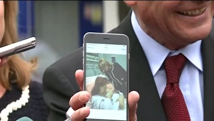 Traian Băsescu le-a arătat jurnaliştilor o poză cu soţia, fiica şi nepotul său