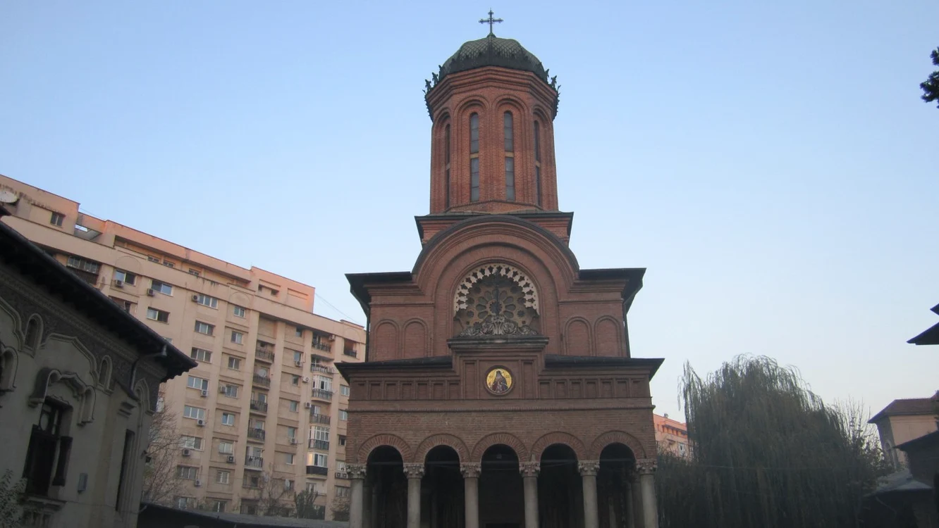 Mănăstirea Sfântul Antim, profilată pe fondul blocurilor care o ascund. FOTO Annamaria Kozma