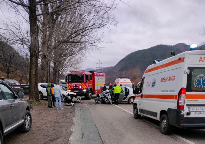 Doi morţi şi doi răniţi după ce două maşini care circulau din sensuri opuse s-au ciocnit pe DN 10, în Buzău