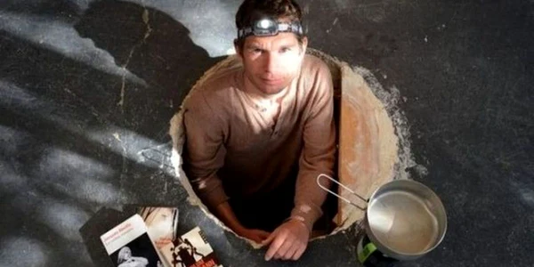 Groapa în care a coborât Abraham Poincheval avea un diametru de 62 cm şi o adâncime de 1,7 metri 