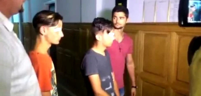 Cristian S. şi Lucian V, minorii de 17 ani, au fost arestaţi preventiv. FOTO: captură video