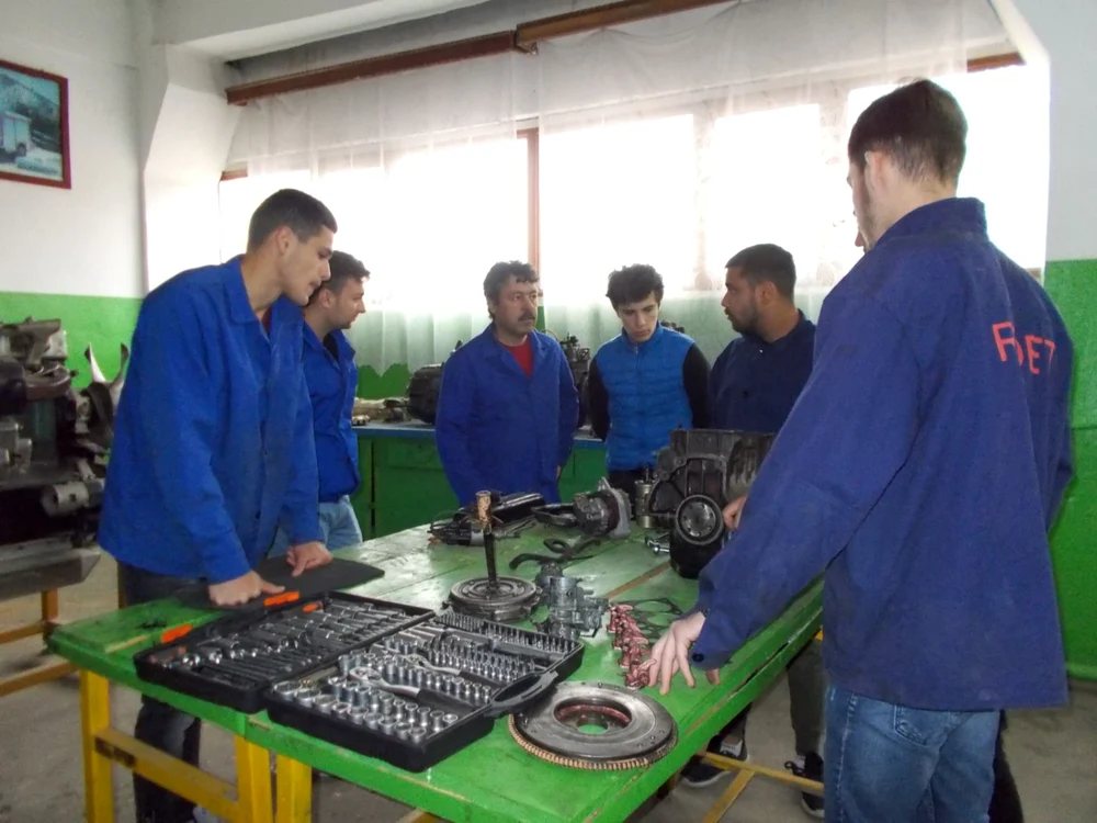 Elevi de la Liceul Auto,în atelierul de practică FOTO I.S.