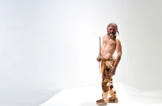 O reconstituire a lui Ötzi, Omul Ghețurilor, expusă la Muzeul de Arheologie din Tirolul de Sud (©iceman.it)