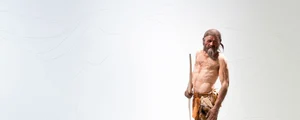 O reconstituire a lui Ötzi, Omul Ghețurilor, expusă la Muzeul de Arheologie din Tirolul de Sud (©iceman.it)