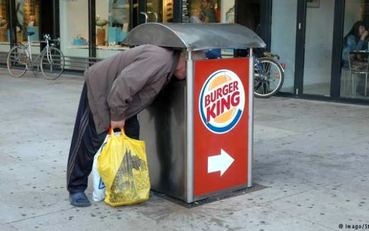 Colecţionar de sticle goale de plastic în centrul Berlinului
