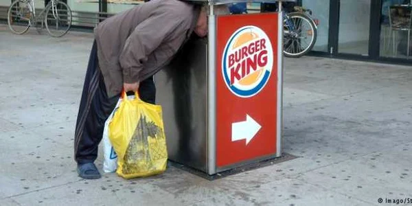 Colecţionar de sticle goale de plastic în centrul Berlinului