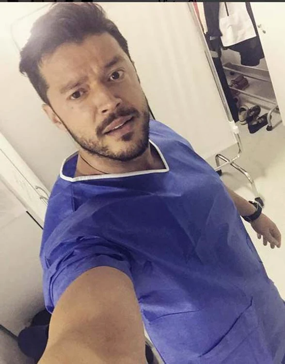 Victor Slav s-a fotografiat în sala de naşteri