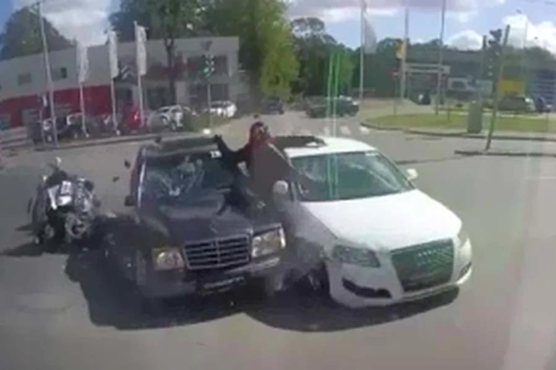 
    După impact, motociclistul ajunge între cele două maşini  
