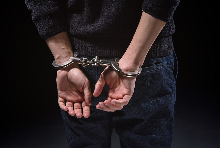 Doi traficanți de droguri, prinși în flagrant. Ce cantitate de substanțe interzise dețineau