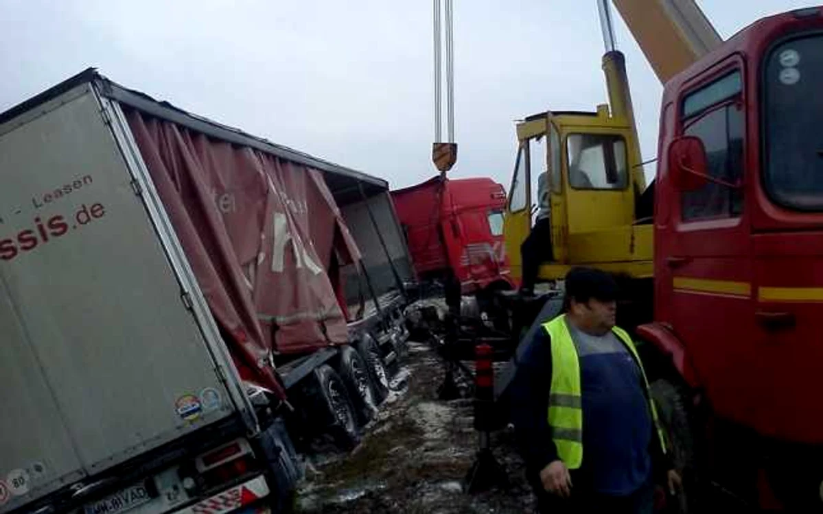 Camionul a fost avariat, dar şoferul a scăpat teafăr. Fotografii: ISU Hunedoara.