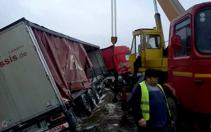 Camionul a fost avariat, dar şoferul a scăpat teafăr. Fotografii: ISU Hunedoara.