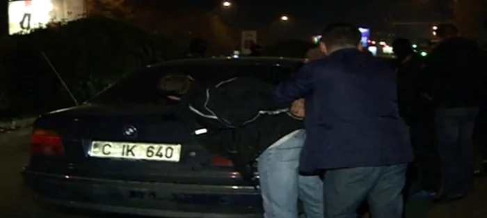 Doi bărbaţi au fost reţinuţi de mascaţi aseară, într-un cazino de pe bulevardul Dacia Sursa: Protv.md