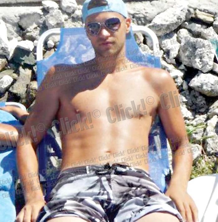 
    Fotbalistul  îşi etalează  la soare trupul  bine lucrat  